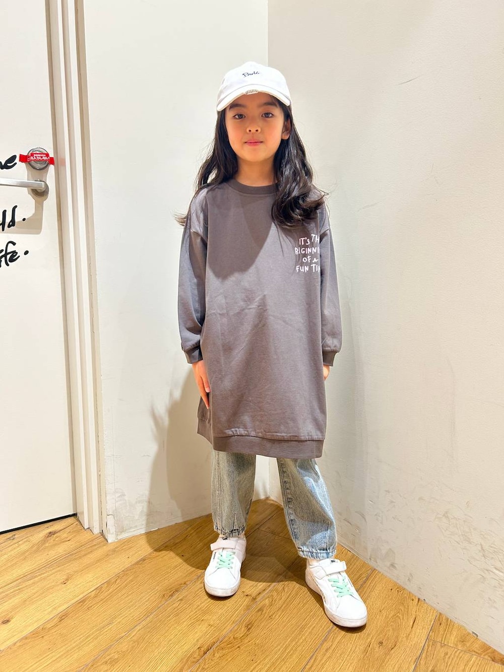 「キッズ服、キッズ、BAYFLOW、ワンピース」｜「BAYFLOWの[綿100%]アソートプリントBIGワンピ(KIDS)（ワンピース、グレー系）」を使った、ゆあんさん（キッズ・120cm）の冬コーディネートの1枚目の写真