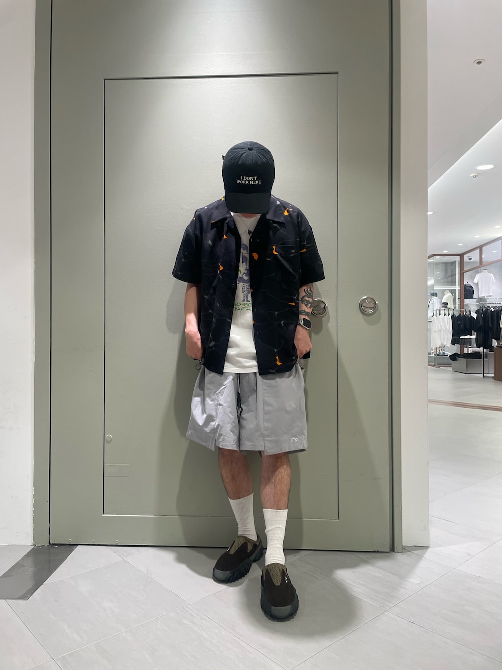 ブラック系のシャツ/ブラウス、グレー系のその他パンツを着用したメンズの夏コーディネートの1枚目の写真