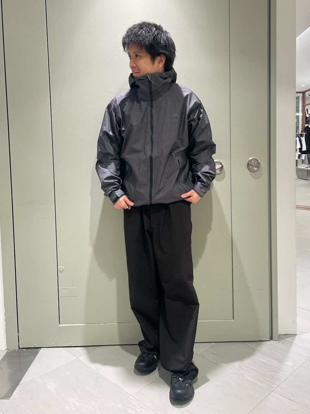 「春めき満開コーデ、メンズコーデ、シンプルスタイル、オトナカジュアル、お洒落さんとつながりたい、outfit、ootd、ナイロンパンツ、ootdfashion」｜「THE NORTH FACEのTHE NORTH FACE /ザ・ノース・フェイス  Enride Rain Jacket エンライドレインジャケット NP12460（ナイロンジャケット、ブラック系）」を使った、松木　幹太さん（メンズ・168cm）の春コーディネートの1枚目の写真