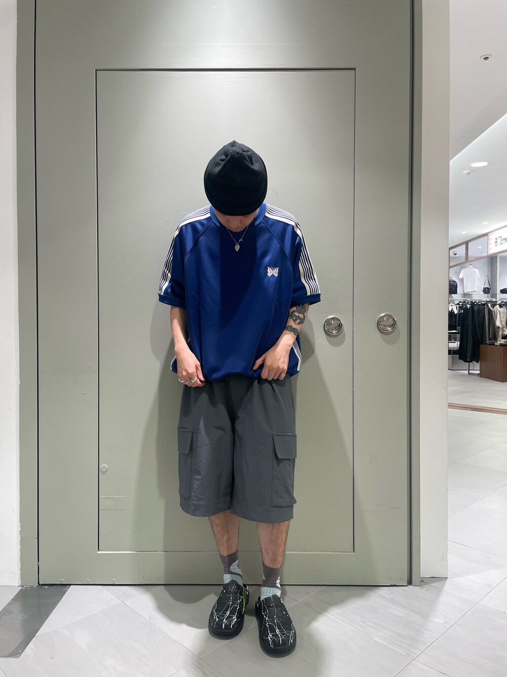 グレー系のその他パンツ、ブラック系のサンダルを着用したメンズの夏コーディネートの1枚目の写真