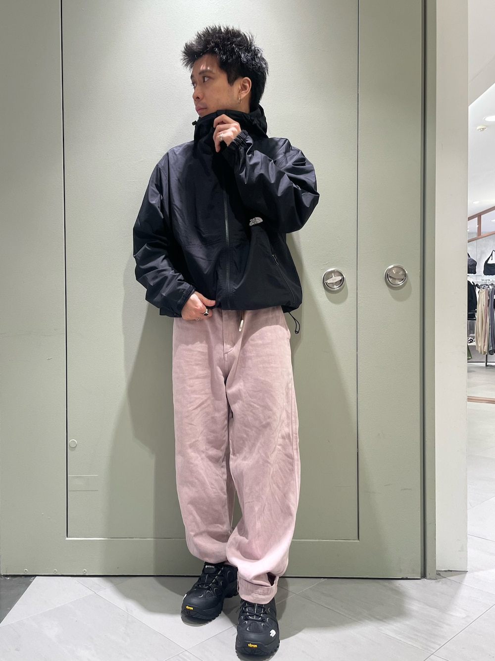 ブラック系のマウンテンパーカー、ピンク系のその他パンツ、ブラック系のスニーカーを着用したメンズの春コーディネートの1枚目の写真