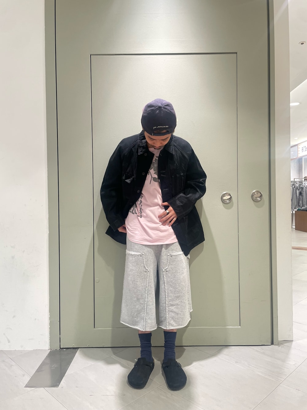 グレー系のその他パンツ、ブラック系のサンダルを着用したメンズの春コーディネートの1枚目の写真