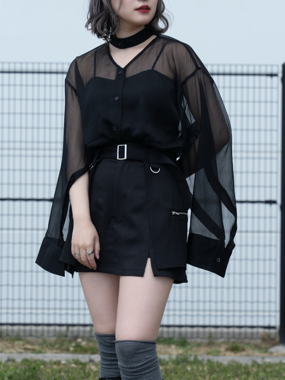 「春夏コーデ、着回しコーデ、夏服、低身長女子、シアー、シアートップス、シアーシャツ、スカート、スカートコーデ、スリットスカート、韓国ファッション、韓国系、モード系」｜「Mavie..7の【Mavie..7】袖スリットシアーシャツ（シャツ/ブラウス、ブラック系）」を使った、こんさん（骨格ナチュラル・レディース・153cm）の春コーディネートの1枚目の写真