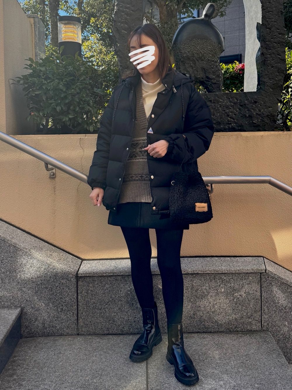 「大人カジュアル、ダウンジャケット、ミニスカート、台形スカート、ブラックコーデ、ショートブーツ、シンプルコーデ、ベスト、タートルネックニット」｜「Cape HEIGHTSの【Cape HEIGHTS / ケープハイツ】 NEW LUTAK JACKET（ダウンジャケット/コート、ブラック系）」を使った、ゆ◡̈⋆さん（レディース・160cm）の冬コーディネートの1枚目の写真
