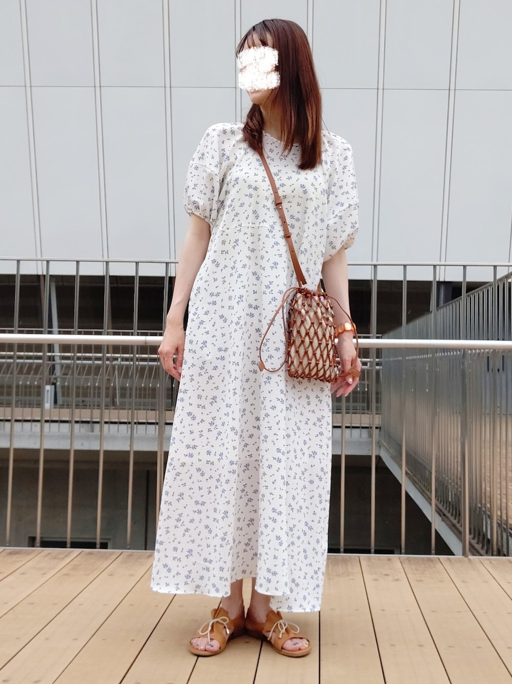 「小花柄ワンピース、ワンピース、ボリューム袖、ホワイト、白ワンピース、サンダル、かごバッグ、オトナガーリー、夏コーデ、フリークスストア、パフスリーブ」｜「B:MING by BEAMSのB:MING by BEAMS / パフスリーブ プリント ワンピース（ワンピース、ホワイト系）」を使った、ゆ◡̈⋆さん（レディース・160cm）の夏コーディネートの1枚目の写真