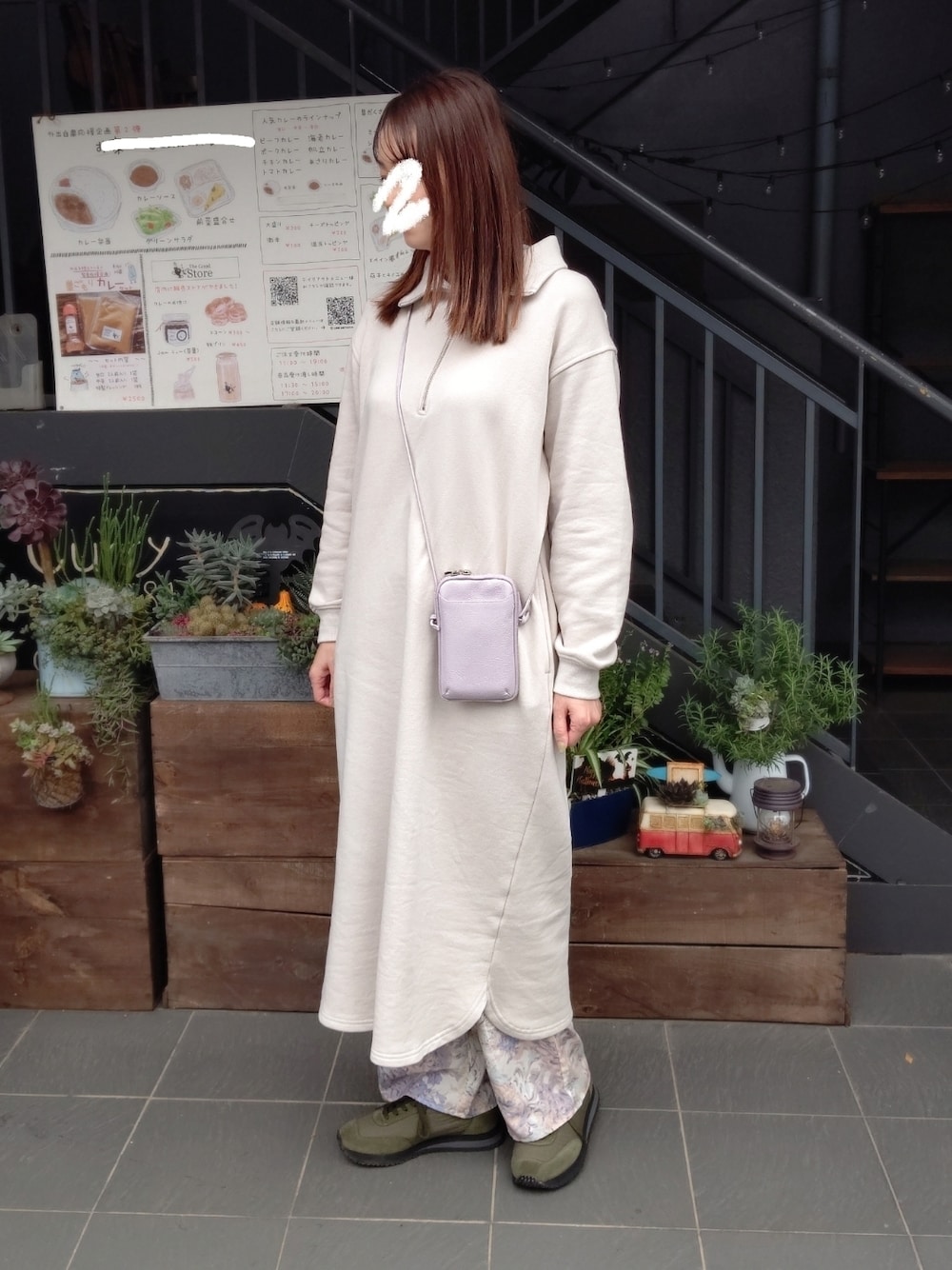 「大人カジュアル、休日コーデ、ラクチンコーデ、スウェットワンピース、淡色コーデ、スニーカー、シンプルコーデ」｜「SLOBE IENAの裏毛ハーフジップワンピース（ワンピース、ベージュ系）」を使った、ゆ◡̈⋆さん（レディース・160cm）の秋コーディネートの1枚目の写真