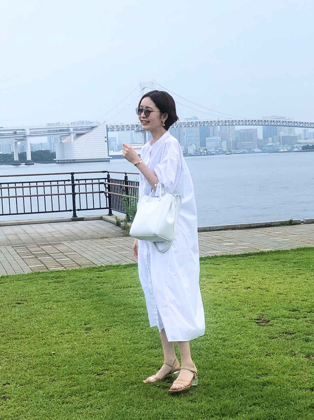 「サングラス、ホワイトコーデ、クリアソール」｜「green label relaxingのアイテム（バッグ、ホワイト系）」を使った、2nrm2さん（レディース・165cm）の冬コーディネートの1枚目の写真