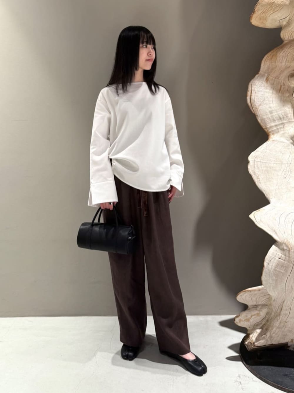 「TOMORROWLAND、トゥモローランド、BACCA、Aeta、TOMWOOD、Maison Margiela、ブラウス、ブラウン、リネンパンツ、大人カジュアル、デイリーカジュアル」｜「BACCAのコットンピケ サイドストリングブラウス（シャツ/ブラウス、ホワイト系）」を使った、Shimakawa_TOMORROWLANDさん（レディース・163cm）の春コーディネートの1枚目の写真