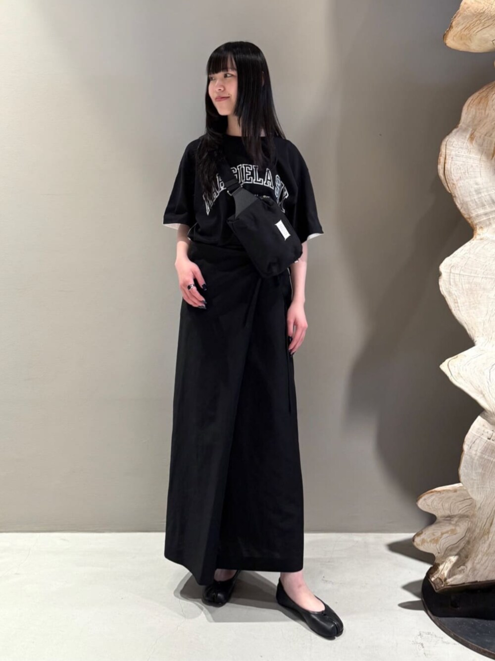 「TOMORROWLAND、トゥモローランド、Edition、Maison Margiela、MM6、MM6 Maison Martin Margiela、TOMWOOD、別注、ロゴT、Tシャツ、オールブラック、ワントーンコーデ、ラップスカート」｜「EDITIONのリネングログラン ラップスカート（スカート、ブラック系）」を使った、Shimakawa_TOMORROWLANDさん（レディース・163cm）の夏コーディネートの1枚目の写真