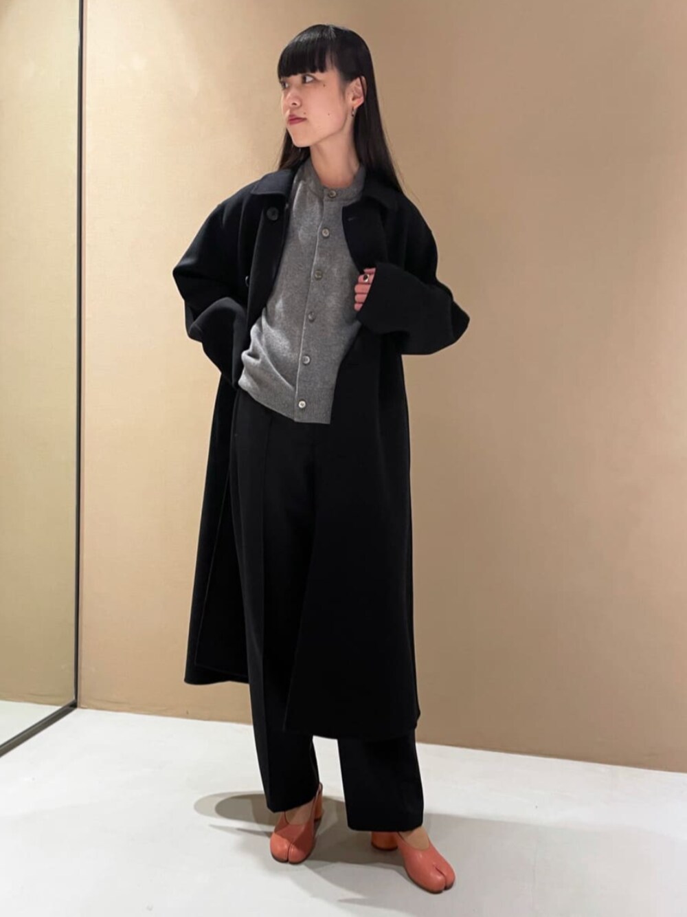 「TOMORROWLAND、トゥモローランド、Edition、Maison Margiela、Overcoat、メルトン、ロングコート、カーディガン、モノトーン、大人カジュアル」｜「EDITIONのMELTON LONG COAT ウール ダブルフェイスロングコート（その他アウター、ブラック系）」を使った、Shimakawa_TOMORROWLANDさん（レディース・163cm）の秋コーディネートの1枚目の写真