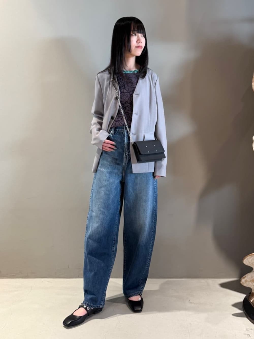 「TOMORROWLAND、トゥモローランド、ediition、Maison Margiela、ノーカラージャケット、デニム、バナナパンツ、大人カジュアル」｜「EDITIONのウールビエラ ノーカラージャケット（ノーカラージャケット、グレー系）」を使った、Shimakawa_TOMORROWLANDさん（レディース・163cm）の春コーディネートの1枚目の写真