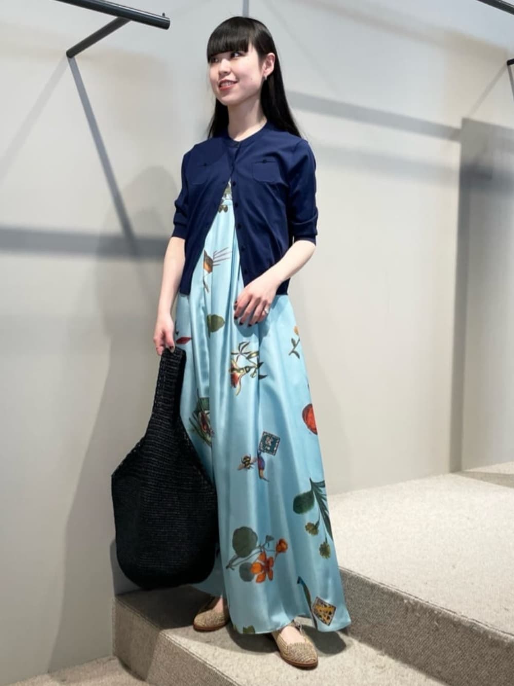 「TOMORROWLAND、トゥモローランド、caban、CABaN by Patricia Urquiola、Aeta、カーディガン、ネイビー、ライトブルー、ワンピース、柄ワンピース、キャミワンピ、ボタニカル柄、バードプリント、大人カジュアル」｜「cabanのCABaN ファインポリエステル ハーフスリーブポケットカーディガン（カーディガン/ボレロ、ブルー系）」を使った、Shimakawa_TOMORROWLANDさん（レディース・163cm）の春コーディネートの1枚目の写真