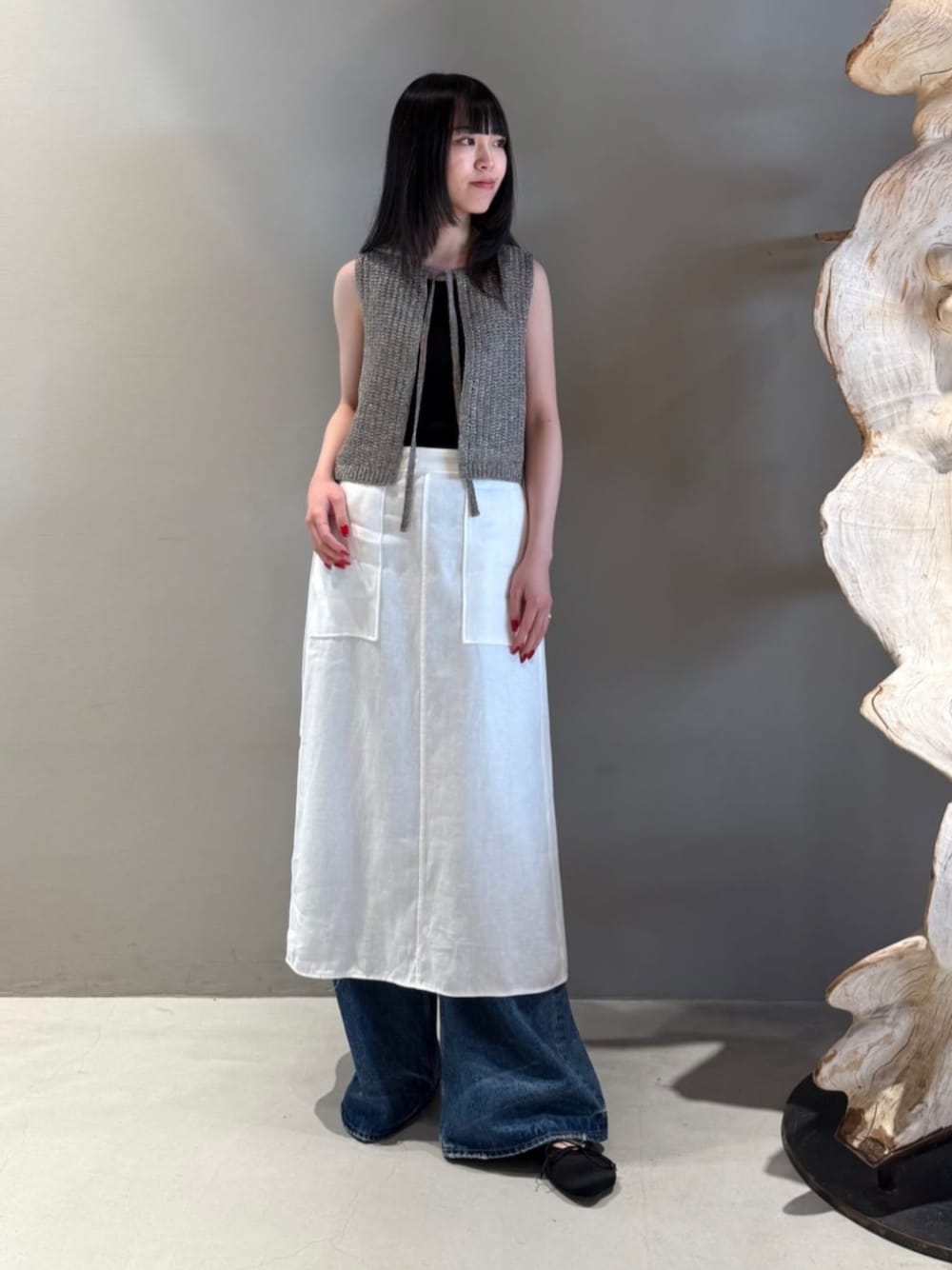 「TOMORROWLAND、トゥモローランド、BACCA、Maison Margiela、MM6 Maison Martin Margiela、ラメニット、リネンベスト、エプロンスカート、大人カジュアル、レイヤードスタイル」｜「BACCAのオーロラフィルム リネンベスト（ニット/セーター、グレー系）」を使った、Shimakawa_TOMORROWLANDさん（レディース・163cm）の夏コーディネートの1枚目の写真