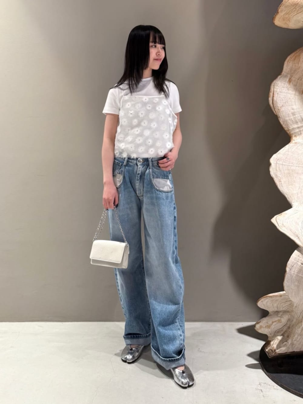 「TOMORROWLAND、トゥモローランド、Edition、Maison Margiela、TOMWOOD、フラワーモチーフ、エンブロイダリー、オーガンジー、オーガンジートップス、デニム、大人カジュアル」｜「EDITIONのフラワーエンブロイダリー キャミソール（キャミソール、ホワイト系）」を使った、Shimakawa_TOMORROWLANDさん（レディース・163cm）の夏コーディネートの1枚目の写真