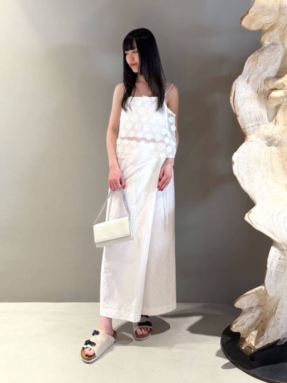 「TOMORROWLAND、トゥモローランド、Edition、BIRKENSTOCK、フラワーモチーフ、オーガンジートップス、エンブロイダリー、ラップスカート、オールホワイト、ワントーンコーデ、大人カジュアル」｜「EDITIONのフラワーエンブロイダリー キャミソール（キャミソール、ホワイト系）」を使った、Shimakawa_TOMORROWLANDさん（レディース・163cm）の夏コーディネートの1枚目の写真