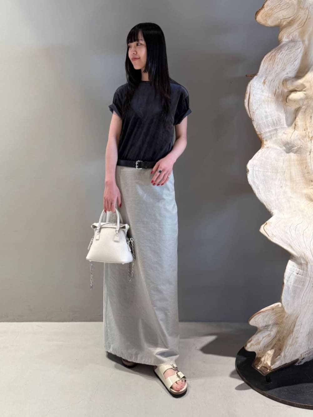 「TOMORROWLAND、トゥモローランド、BACCA、Edition、DEHANCHE、Maison Margiela、TOMWOOD、birkenstock、ベロア、ベロアトップス、マキシスカート、モノトーン、大人カジュアル」｜「EDITIONのシアーウール フレアスカート（スカート、ホワイト系）」を使った、Shimakawa_TOMORROWLANDさん（レディース・163cm）の夏コーディネートの1枚目の写真