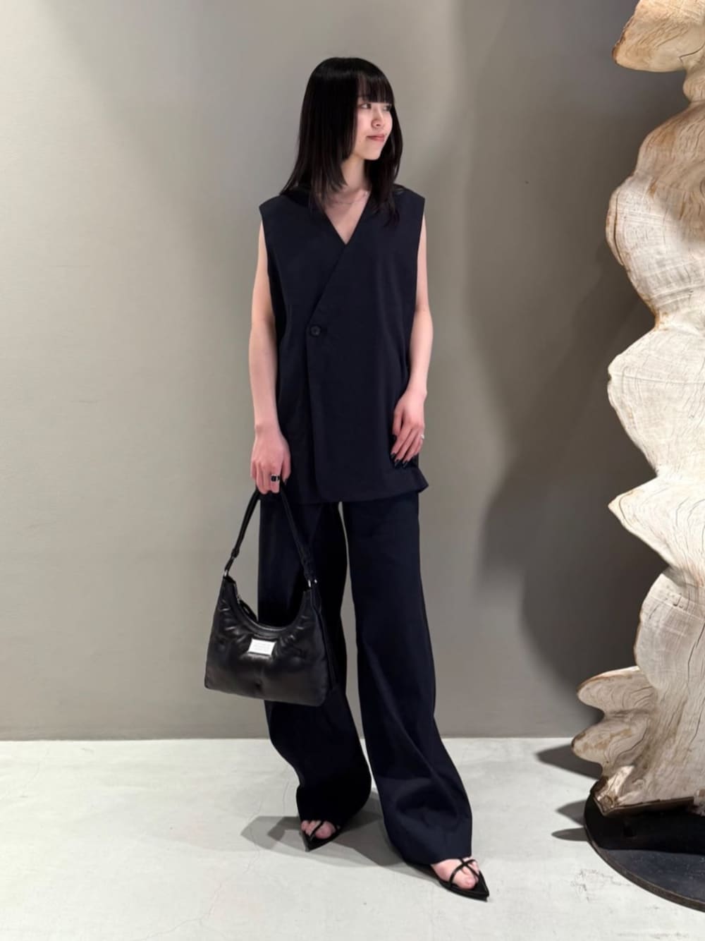 「TOMORROWLAND、トゥモローランド、Edition、Maison Margiela、TOMWOOD、セットアップ、ジレセットアップ、ラップパンツ、大人カジュアル、ジレ」｜「EDITIONのリネンストレッチ Vネックジレ（ベスト、ブルー系）」を使った、Shimakawa_TOMORROWLANDさん（レディース・163cm）の夏コーディネートの1枚目の写真