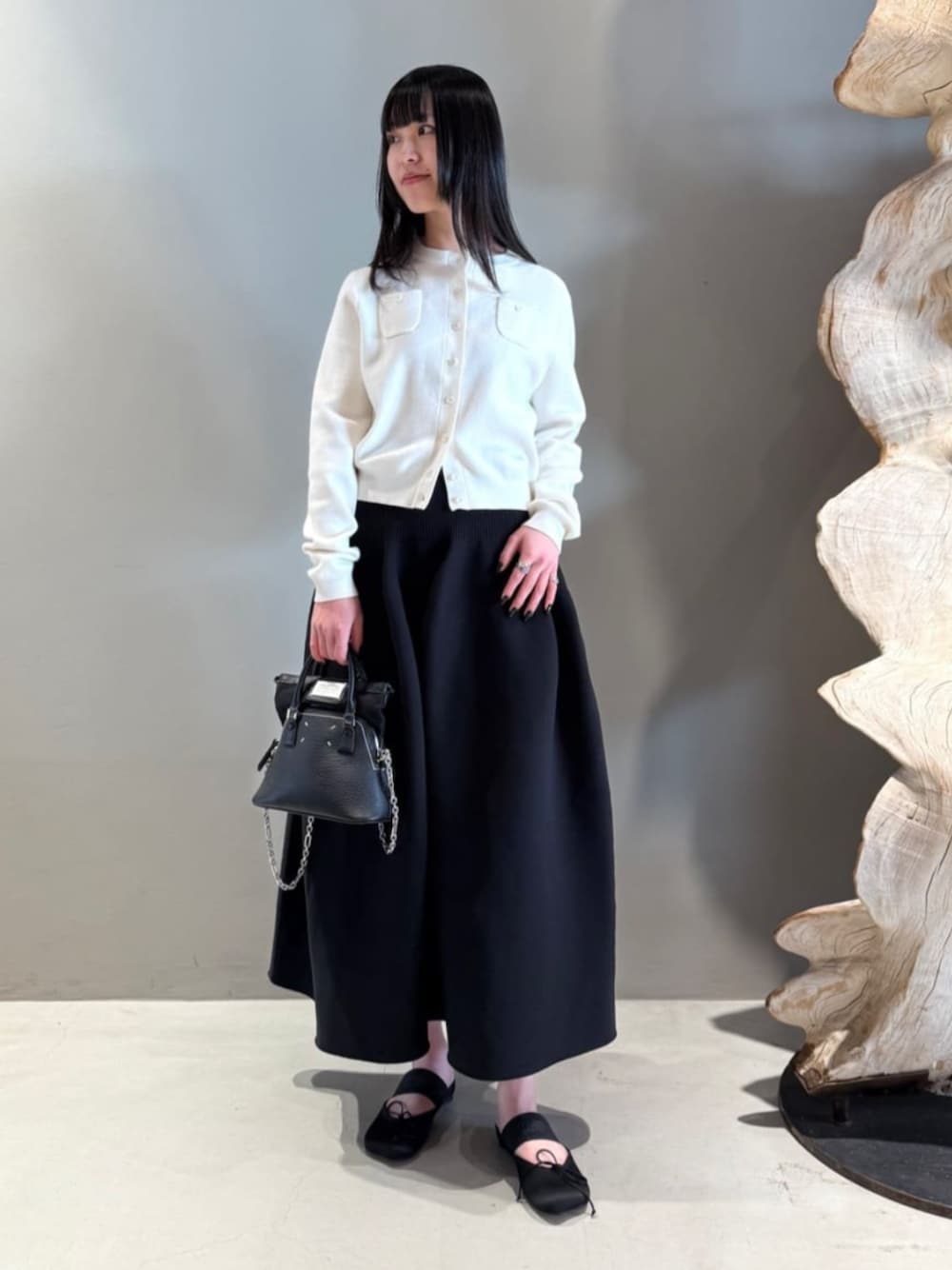 「TOMORROWLAND、トゥモローランド、caban、CFCL、Maison Margiela、MM6、カーディガン、モノトーン、大人カジュアル」｜「cabanのCABaN コットンカシミヤ クルーネックカーディガン（カーディガン/ボレロ、ホワイト系）」を使った、Shimakawa_TOMORROWLANDさん（レディース・163cm）の春コーディネートの1枚目の写真