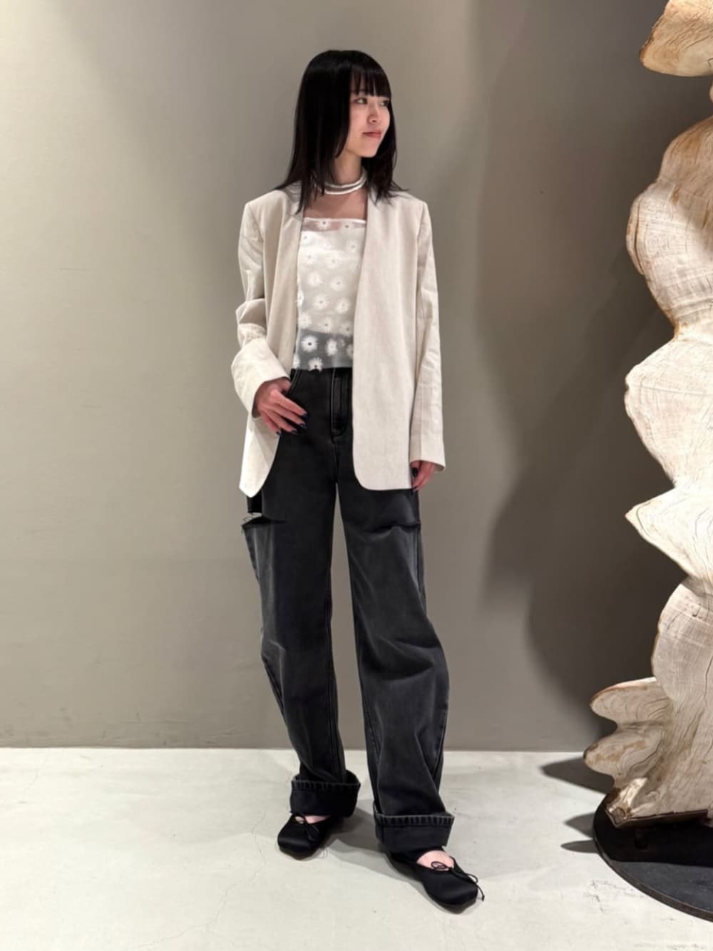 「TOMORROWLAND、トゥモローランド、Edition、MM6、MM6 Maison Martin Margiela、Maison Margiela、ノーカラージャケット、オーガンジートップス、フラワーモチーフ、エンブロイダリー、大人カジュアル」｜「EDITIONのリネンストレッチ ノーカラージャケット（ノーカラージャケット、ベージュ系）」を使った、Shimakawa_TOMORROWLANDさん（レディース・163cm）の夏コーディネートの1枚目の写真