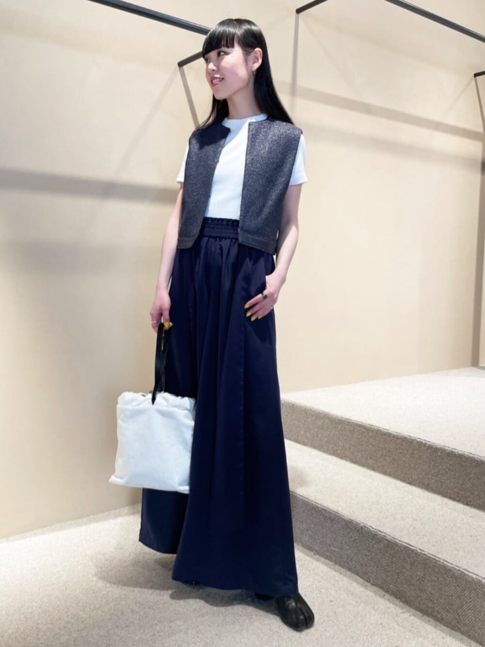 「TOMORROWLAND、トゥモローランド、Edition、caban、CABaN by Patricia Urquiola、TOMWOOD、Maison Margiela、ジレ、ベスト、大人カジュアル、デイリーカジュアル」｜「cabanのCABaN by Patricia Urquiola ミディアムレザーポシェット（ハンドバッグ、ホワイト系）」を使った、Shimakawa_TOMORROWLANDさん（レディース・163cm）の春コーディネートの1枚目の写真