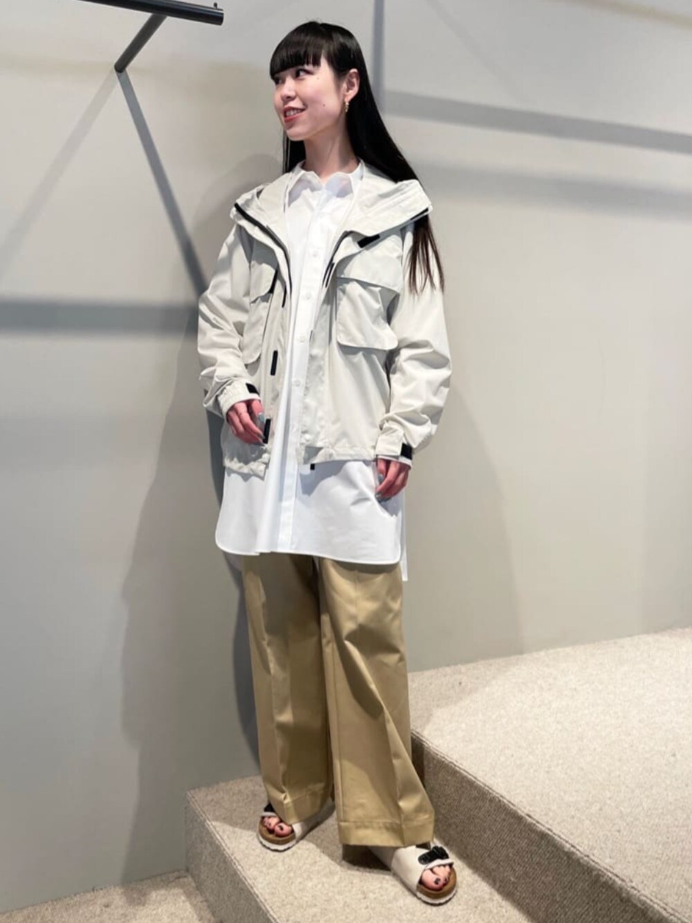 「TOMORROWLAND、トゥモローランド、Edition、HYKE、birkenstock、ブルゾン、チノパン、デイリーカジュアル、リラックススタイル、大人カジュアル」｜「EDITIONのコットンチノ ワイドスラックス（チノパンツ、ベージュ系）」を使った、Shimakawa_TOMORROWLANDさん（レディース・163cm）の春コーディネートの1枚目の写真