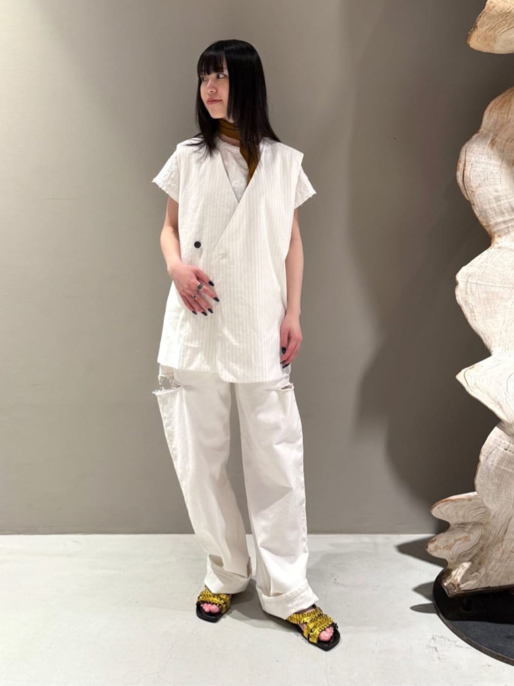 「TOMORROWLAND、トゥモローランド、Edition、Maison Margiela、TOMWOOD、ジレ、ジャカード、デニム、オールホワイト、ワントーンコーデ、大人カジュアル」｜「EDITIONのリネンストレッチ Vネックジレ（ベスト、ホワイト系）」を使った、Shimakawa_TOMORROWLANDさん（レディース・163cm）の夏コーディネートの1枚目の写真