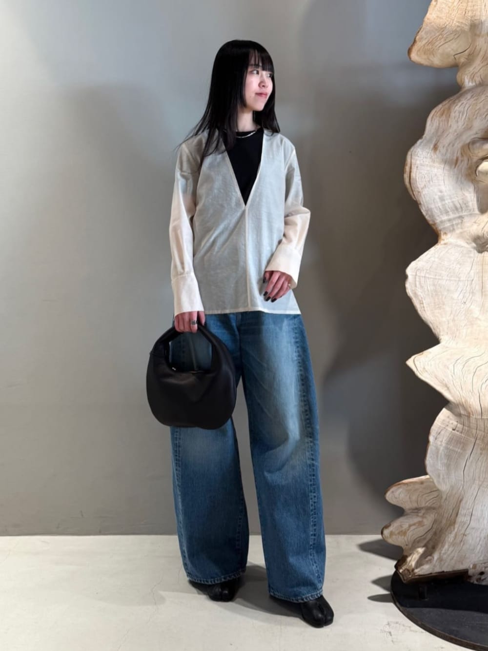 「TOMORROWLAND、トゥモローランド、Edition、HYKE、Aeta、Maison Margiela、TOMWOOD、Vネック、シアーシャツ、大人カジュアル」｜「EDITIONのシアーウール Vネックシャツ（シャツ/ブラウス、ベージュ系）」を使った、Shimakawa_TOMORROWLANDさん（レディース・163cm）の春コーディネートの1枚目の写真