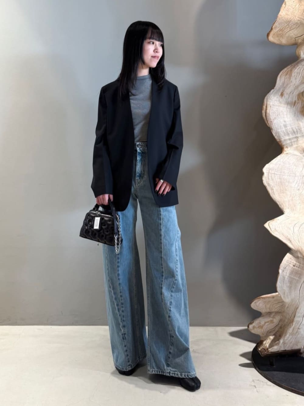 「TOMORROWLAND、トゥモローランド、Edition、Maison Margiela、TOMWOOD、ノーカラージャケット、デニム、Tシャツ、大人カジュアル」｜「EDITIONのウールトロピカル ノーカラージャケット（ノーカラージャケット、ブラック系）」を使った、Shimakawa_TOMORROWLANDさん（レディース・163cm）の春コーディネートの1枚目の写真