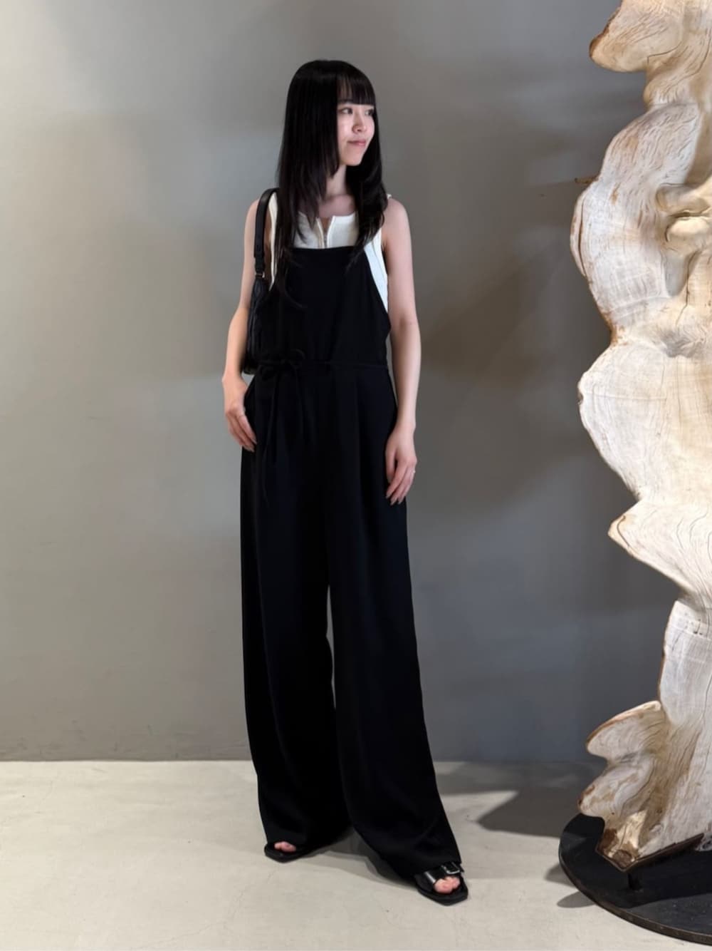 「TOMORROWLAND、トゥモローランド、Edition、Maison Margiela、サロペット、オールインワン、ジップアップ、モノトーン、大人カジュアル、デイリーカジュアル、リラックススタイル」｜「EDITIONのシルクネップ ジップタンクトップ（タンクトップ、ベージュ系）」を使った、Shimakawa_TOMORROWLANDさん（レディース・163cm）の夏コーディネートの1枚目の写真