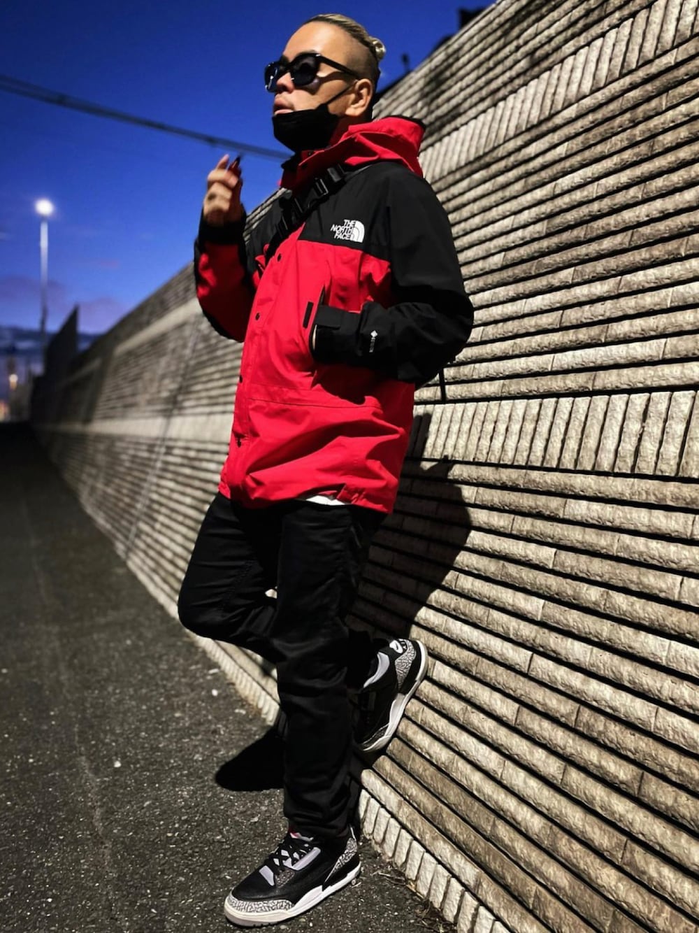 「THE NORTH FACE、northface、GORE-TEX、AIR JORDAN、ノースフェイス、エアジョーダン、ストリート、ストリートMIX、ストリートコーデ、ストリートファッション、アウトドアスタイル、おしゃれさんと繋がりたい」｜「AIR JORDANのアイテム（スニーカー、ブラック系）」を使った、K太郎さん（メンズ・175cm）の秋コーディネートの1枚目の写真