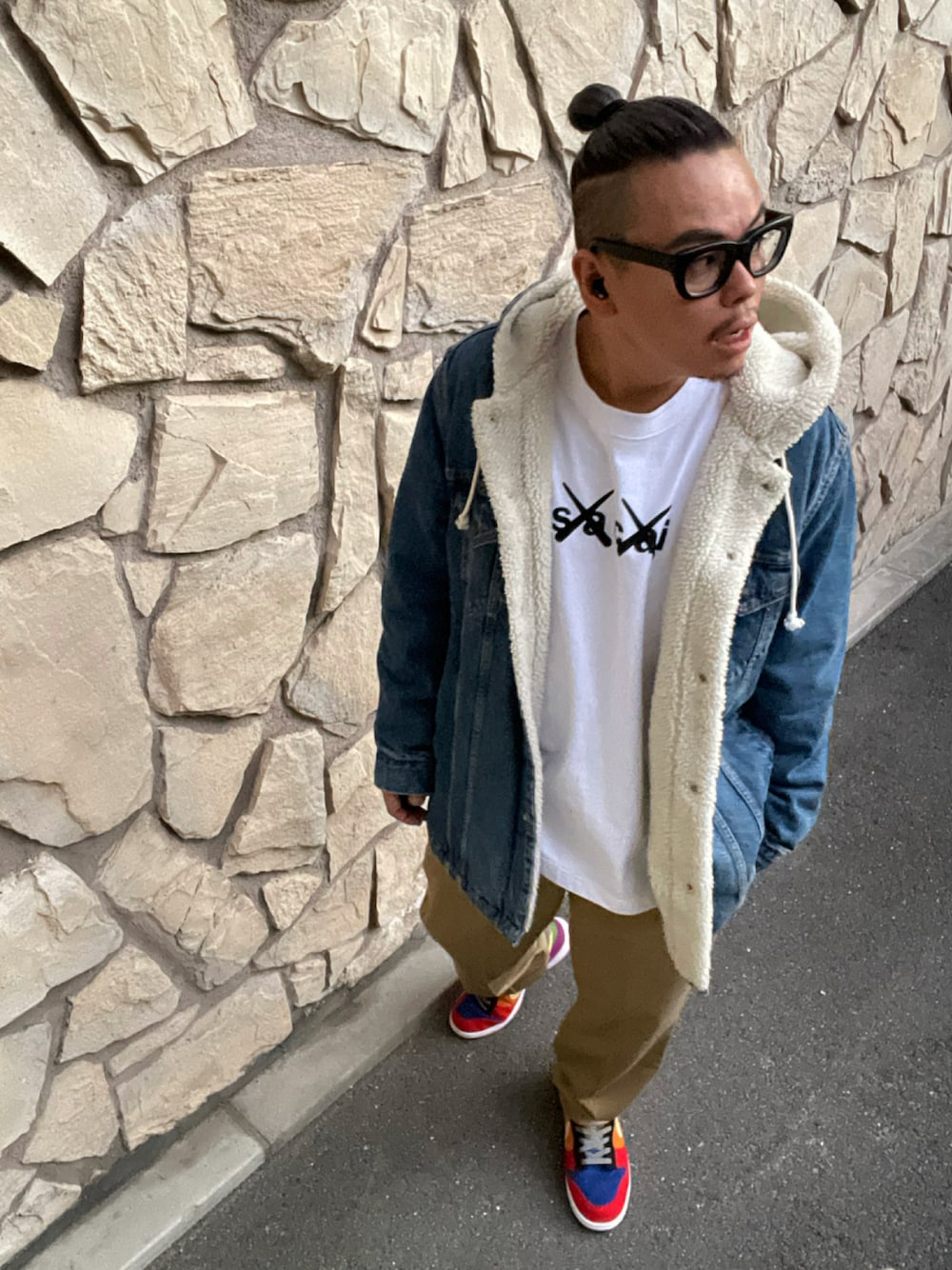 「kaws、sacai kaws、Levi's、ストリート、ストリートコーデ、ストリートファッション、ストリート系、NIKE、nikedunk、おしゃれさんと繋がりたい」｜「Levi'sのフード付きロングデニムボアジャケット PARKSIDE（デニムジャケット、ブルー系）」を使った、K太郎さん（メンズ・175cm）の秋コーディネートの1枚目の写真