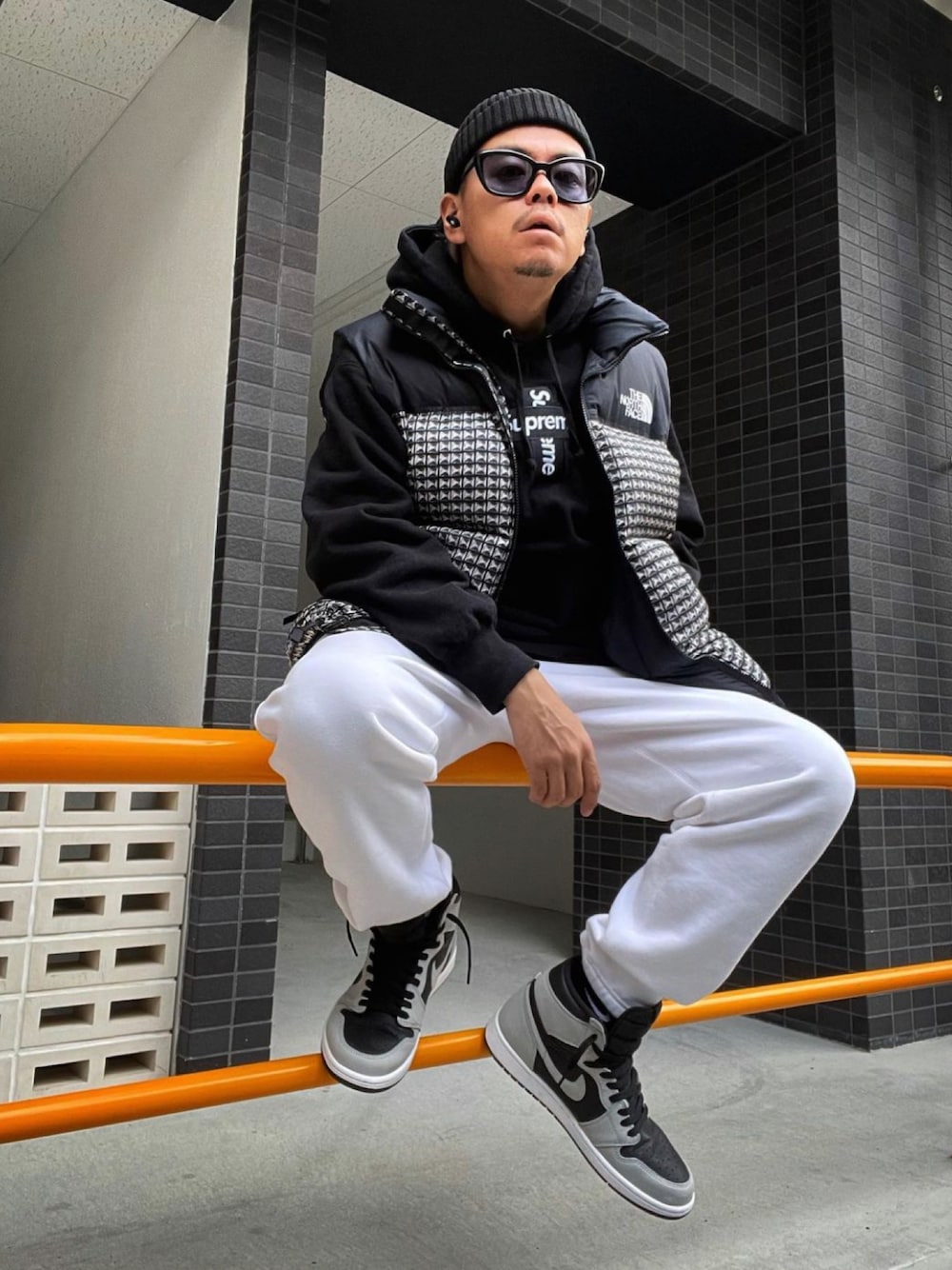 「supreme、THE NORTH FACE、northface、NIKE、スウェットパンツ、スウェットコーデ、シュプリーム、ナイキ、ノースフェイス、エアジョーダン、airjordan、aj1、ストリート、ストリートファッション、おしゃれさんと繋がりたい」｜「THE NORTH FACEのアイテム（ダウンベスト、ブラック系）」を使った、K太郎さん（メンズ・175cm）の秋コーディネートの1枚目の写真