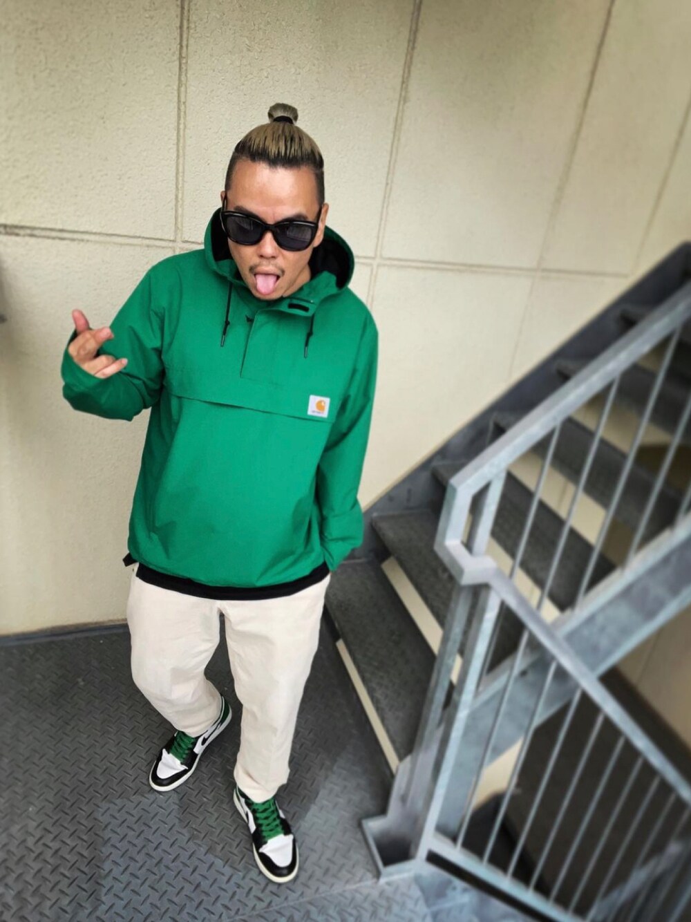 「carhartt、Carhartt WIP(Carhartt WIP)、UNIQLO、NIKE、AIR JORDAN、aj1、ストリートファッション、ストリートコーデ、ストリート、スニーカーコーデ、ユニクロ、ユニクロコーデ、おしゃれさんと繋がりたい」｜「Carhartt WIPのNIMBUS PULLOVER（ナイロンジャケット、グリーン系）」を使った、K太郎さん（メンズ・175cm）の秋コーディネートの1枚目の写真