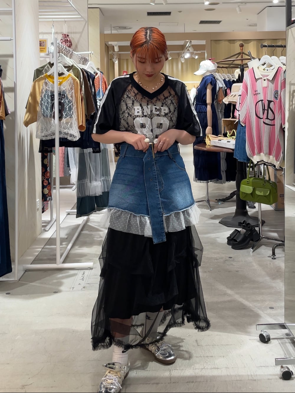 「きれいめカジュアル、韓国ファッション、おしゃ見えテクニック、デニム、巻きスカート、デニムビスチェ、ビスチェ、ブラックコーデ、オトナ女子、古着、透け感、シアートップス、スポーツミックス」｜「CIAOPANICのチュールドッキングデニム巻きスカート（デニムスカート、ブルー系）」を使った、濱川　ひよりさん（骨格ウェーブ・レディース・162cm）の夏コーディネートの1枚目の写真