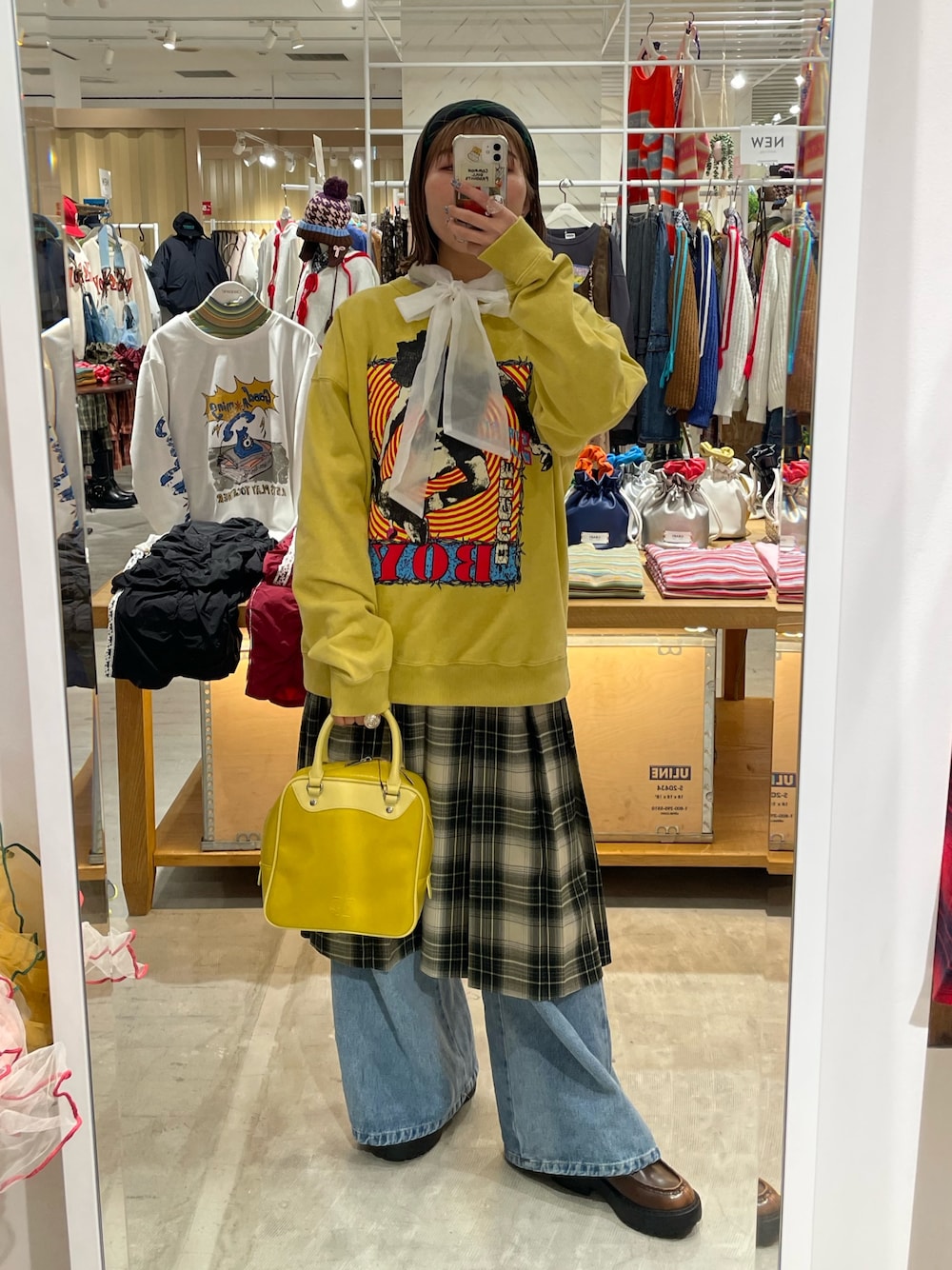 「スラックス、ナイロンパンツ、ビッグシルエット、大人可愛い、春カラー、カジュアルスタイル、大人女子、厚底シューズ、古着、古着MIX、骨格ウェーブ、イエベ、チャオパニック、ciaopanic、イエローコーデ」｜「CIAOPANICの【BUGLE BOY/ビューグルボーイ】ロゴスウェット（Tシャツ/カットソー、ブラック系）」を使った、濱川　ひよりさん（レディース・162cm）の冬コーディネートの1枚目の写真