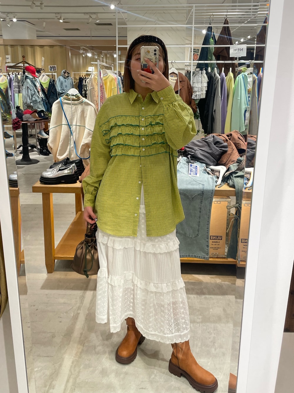 「レイヤードスタイル、メガネ女子、今日のコーデ、デニム、かんたん！着回しコーデ術、シンプルスタイル、大人コーデ、お洒落さんとつながりたい、カジュアルスタイル、骨格ウェーブ、イエベ、フリル、フリルブラウス、シャツ、チェックシャツ」｜「CIAOPANICのフリルドッキングオーバーシャツ（シャツ/ブラウス、イエロー系）」を使った、濱川　ひよりさん（レディース・162cm）の冬コーディネートの1枚目の写真