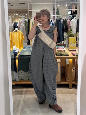 「CIAOPANIC（チャオパニック）のアソート柄ショルダーシャーリングフリルサロペット（サロペット/オーバーオール、ブルー系）」を使った、濱川　ひよりさん（レディース・162cm）の夏コーディネート