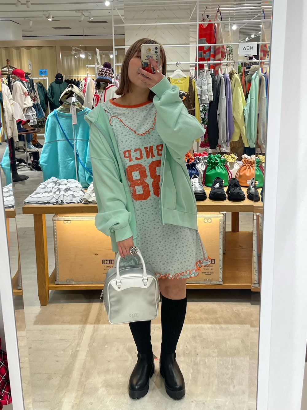 「ミニスカート、レイヤードスタイル、セットアップ、キャミワンピ、春服、セットアップスタイル、パーカーコーデ、骨格ウェーブ、重ね着、イエベ、チャオパニック、ciaopanic、丸顔、カラフルコーデ、カラフル」｜「CIAOPANICのTee付きフラワーワッフルチュニックキャミワンピース（ワンピース、グリーン系）」を使った、濱川　ひよりさん（レディース・162cm）の冬コーディネートの1枚目の写真