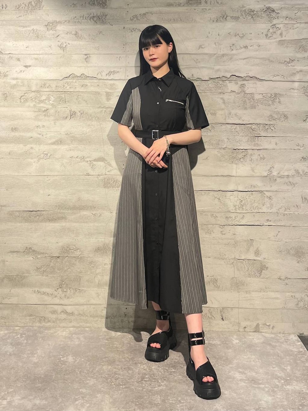 ブラック系のサンダル、ブラック系のワンピースを着用したレディースの夏コーディネートの1枚目の写真