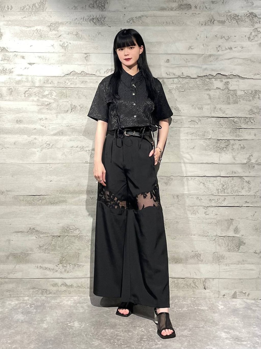 ブラック系のサンダル、ブラック系のその他パンツ、ブラック系のシャツ/ブラウスを着用したレディースの夏コーディネートの1枚目の写真