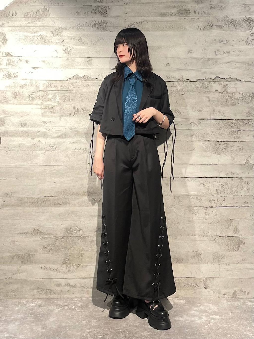 「モード、モテ、高身長、きれいめ、春コーデ、体型カバー、若見え、高見え、HARE、着痩せ・細見え」｜「HAREのレースアップショートジャケット(HARE)（テーラードジャケット、ブラック系）」を使った、marinさん（レディース・165cm）の春コーディネートの1枚目の写真