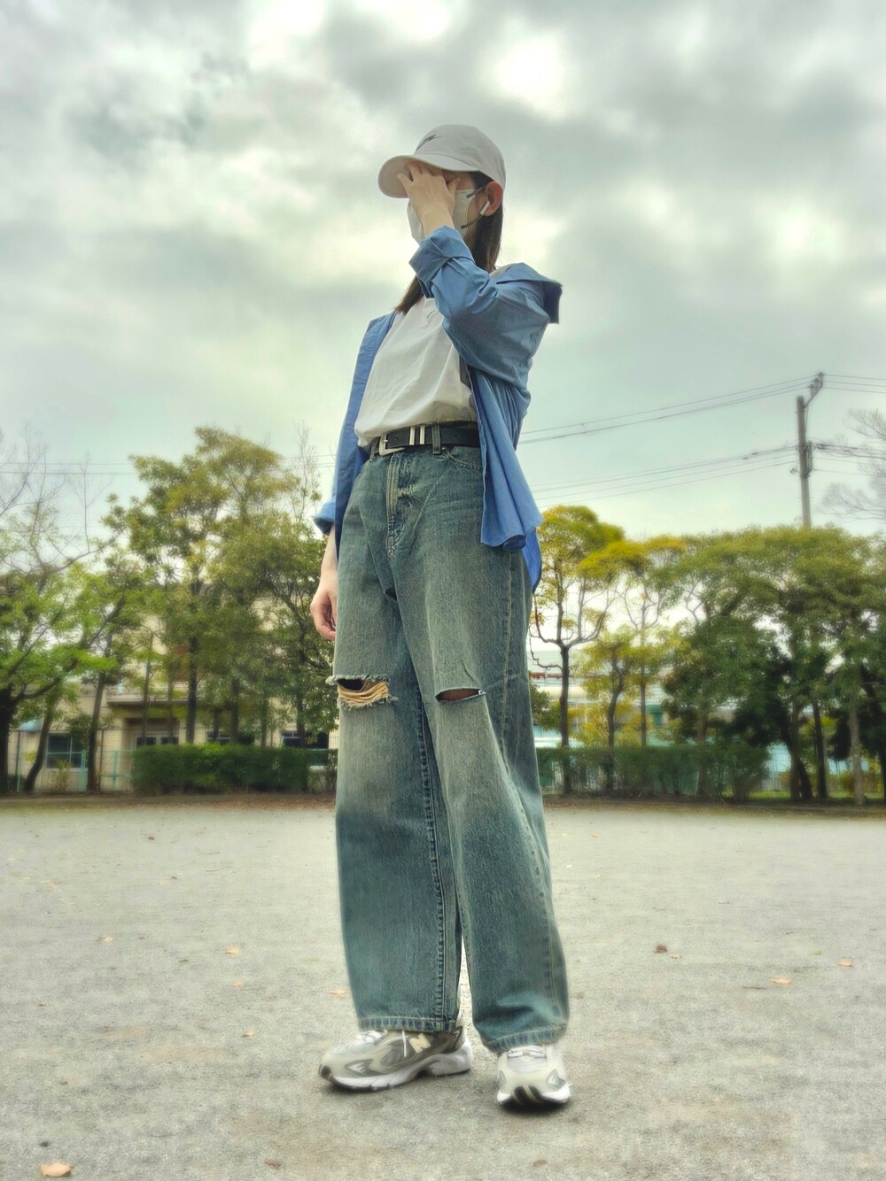 「デニム、デニムパンツ、春夏コーデ、春コーデ、キャップ、シャツスタイル、お出かけコーデ、高身長女子、NIKE、UNIQLO、ローリーズスタイル_LOWRYS FARM、大学生、大学生の日常、大学生コーデ、大学生ファッション」｜「NIKEのNIKE/ナイキ ナイキ クラブ アンストラクチャード フューチュラ ウォッシュ キャップ（キャップ、ホワイト系）」を使った、mさん（レディース・163cm）の春コーディネートの1枚目の写真