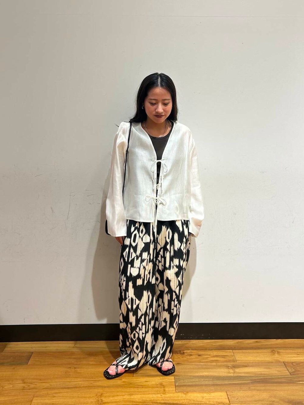 「イージーパンツ、URBANRESEARCH、サンダル、低身長、タンクトップ、柄パンツ、アートプリント、シアージャケット、骨格ウェーブ、ウェーブ×ブルベ夏」｜「URBAN RESEARCHのフロントリボンシアージャケット（シャツ/ブラウス、ホワイト系）」を使った、ibu0115さん（レディース・153cm）の春コーディネートの1枚目の写真