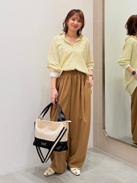 「Elura（エルーラ）の撥水ベルト2WAYトート/579691（手提包、ベージュ系）」を使った、mikaxさん（レディース・158cm）の春コーディネート