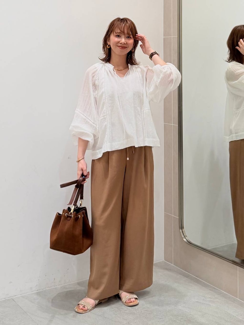 ホワイト系のTシャツ/カットソー、ブラウン系のハンドバッグ、イエロー系のその他パンツを着用したレディースの夏コーディネートの1枚目の写真