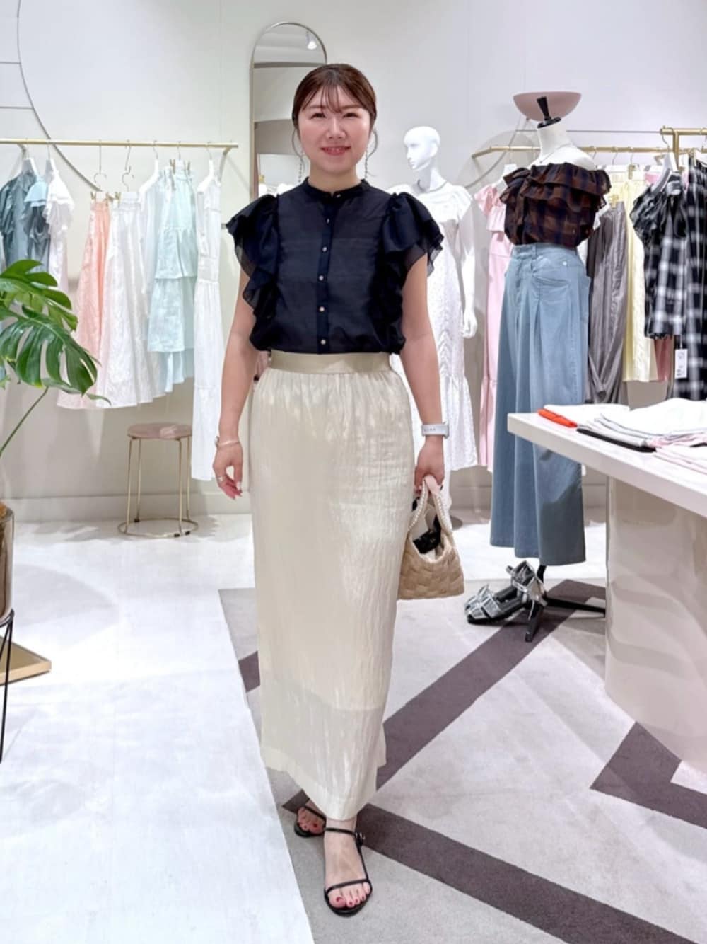 「ノースリーブ、カジュアルスタイル、オトナカワイイ、キレイめ、秋冬コーデ、おしゃれさんと繋がりたい、秋服準備はじめました、いいね、save、フォローお願いします🤑、フリルトップス」｜「La boutique BonBonのパールハンドルブレードバスケットS（トートバッグ、ベージュ系）」を使った、La boutique BonBonさん（骨格ストレート・レディース・158cm）の夏コーディネートの1枚目の写真