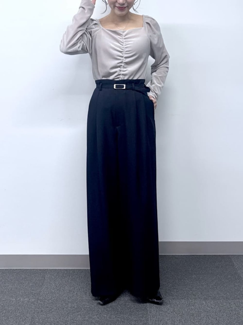 ホワイト系のキャミソール、ブルー系のその他パンツ、ベージュ系のTシャツ/カットソーを着用したレディースの秋コーディネートの1枚目の写真