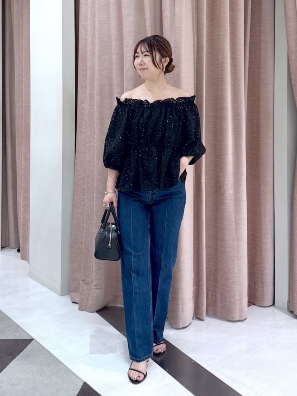 「デニム、夏ルックで気分アップ、モノトーン、夏、夏ファッション、パンツスタイル、きれいめコーデ、おでかけコーデ、ママファッション、シアートップス、ガーリーコーデ、デイリーカジュアル」｜「La boutique BonBonの【お上品きらきら】スパンコールレースオフショルブラウス（シャツ/ブラウス、ブラック系）」を使った、La boutique BonBonさん（骨格ストレート・レディース・160cm）の夏コーディネートの1枚目の写真