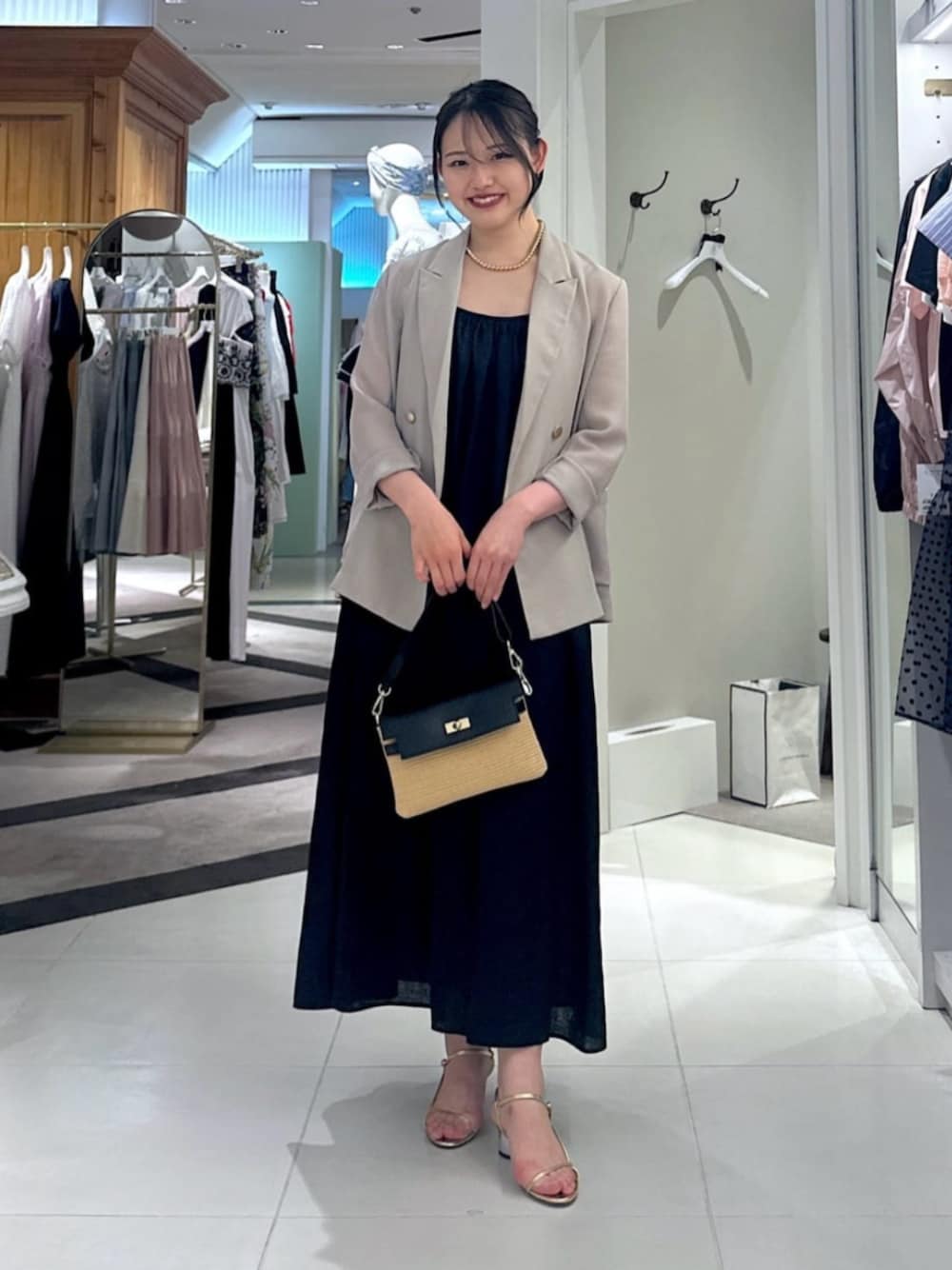 「きれいめカジュアル、休日スタイル、お出かけコーデ、サンダル、モノトーン、ワンピース、デートコーデ、夏ファッション、おでかけコーデ、大人ファッション、お洒落さんとつながりたい、キレイめコーデ、オトナカジュアル、リラックススタイル、大人かわいい」｜「La boutique BonBonの【大人カジュアル】リネンキャミワンピース（ワンピース、ブラック系）」を使った、La boutique BonBonさん（骨格ナチュラル・レディース・165cm）の春コーディネートの1枚目の写真
