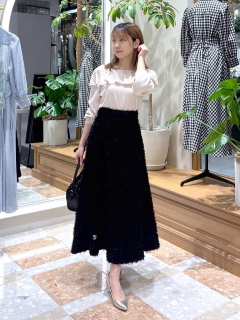 「カラーコーデ、シンプルコーデ、きれいめカジュアル、ブラックコーデ、お出かけコーデ、大人かわいい、夏コーデ、キレイめ、夏物、夏服コーデ、夏、フェミニンコーデ、大人ガーリー、レース、スカートスタイル」｜「La boutique BonBonの【最強愛されニット】スパンコールラッフルオフショルニット（ニット/セーター、ピンク系）」を使った、La boutique BonBonさん（骨格ウェーブ・レディース・157cm）の夏コーディネートの1枚目の写真